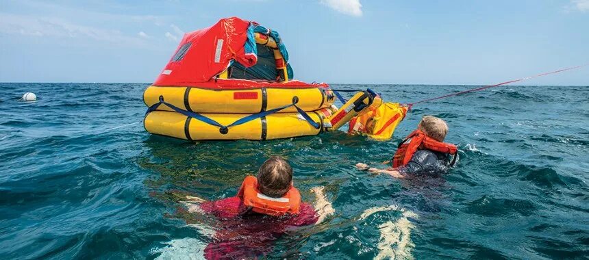 Плоты спасательные надувные морские. На спасательном плоту в открытом море. Спасательный плот на воде. Одноместный плот.