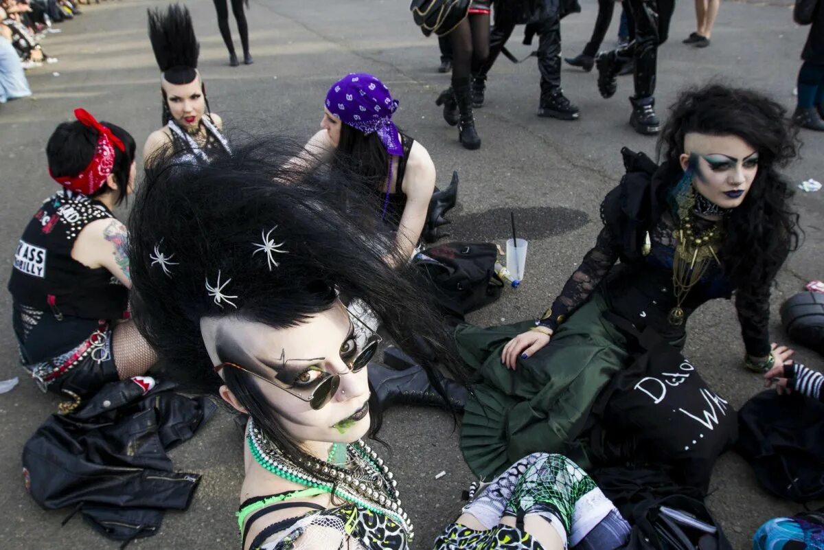 Готы против. Рокеры металлисты панки готы. Готы против панков. Отличия субкультур панки готы эмо. Готы против.