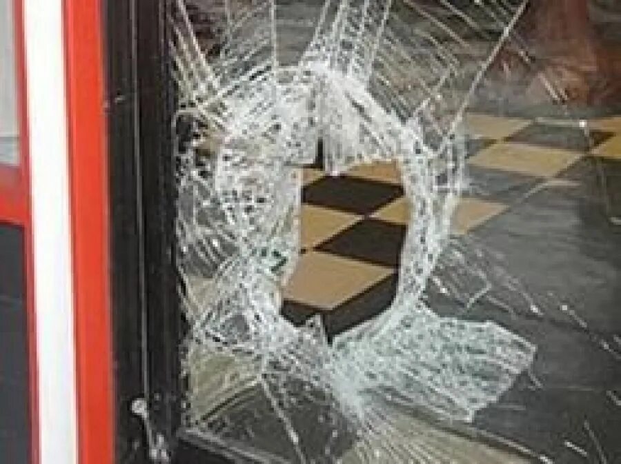 разбитое стекло витрины. разбитая витрина. разбитые витрины в магазине. разбитое стекло в окне. разбитые витрины.