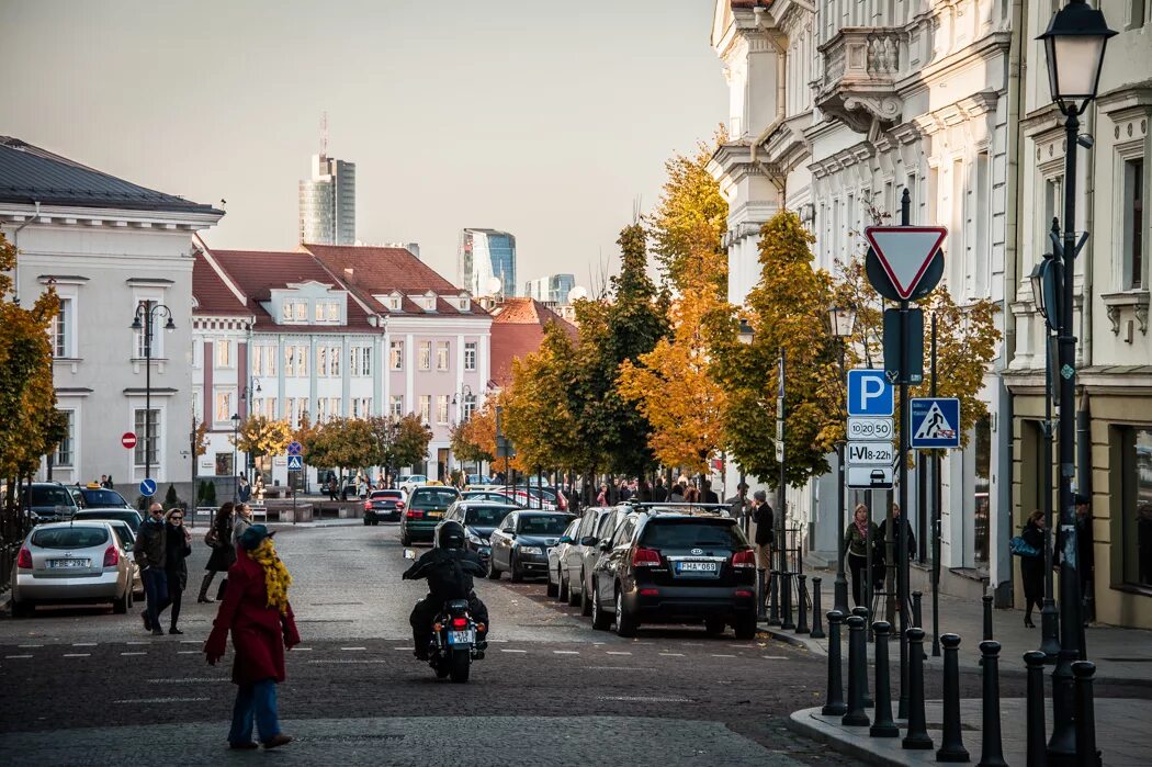 Литва сняла. Литва вильнюс улицы. расейняй город литва. литва вильнюс осень. литва весна вильнюс.