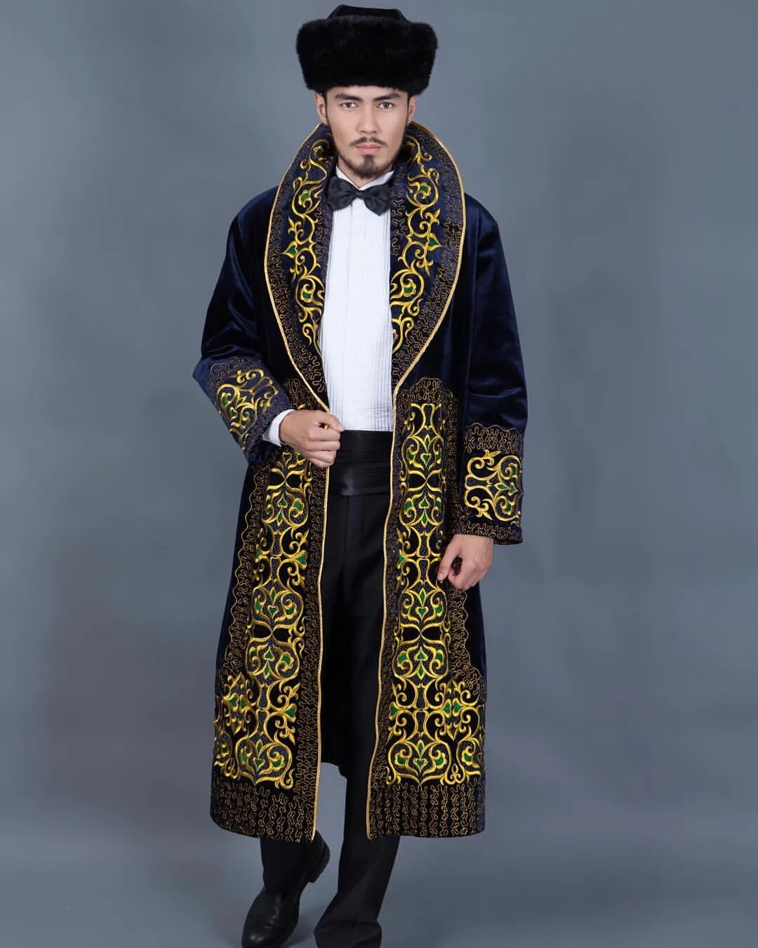 Чапан казахский. Казахская Национальная одежда шапан. Казахи национальный костюм шапан. Казахский национальный костюм чапан. Национальный чапан муж Киргизия.