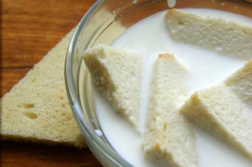 пшеничный хлеб замачивают в молоке. хлеб вымоченный в молоке. хлеб замоченный в воде. хлеб замоченный в воде. хлеб замоченный в молоке.