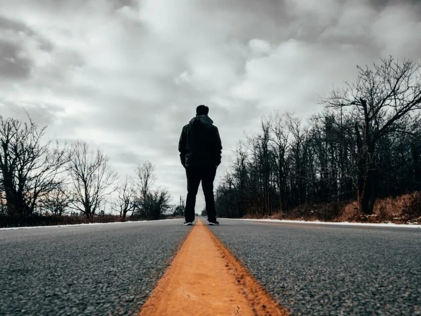Вверх ушедший человек. Человек идет по пороге. человек идет по дороге. это одиночество. одинокий человек.