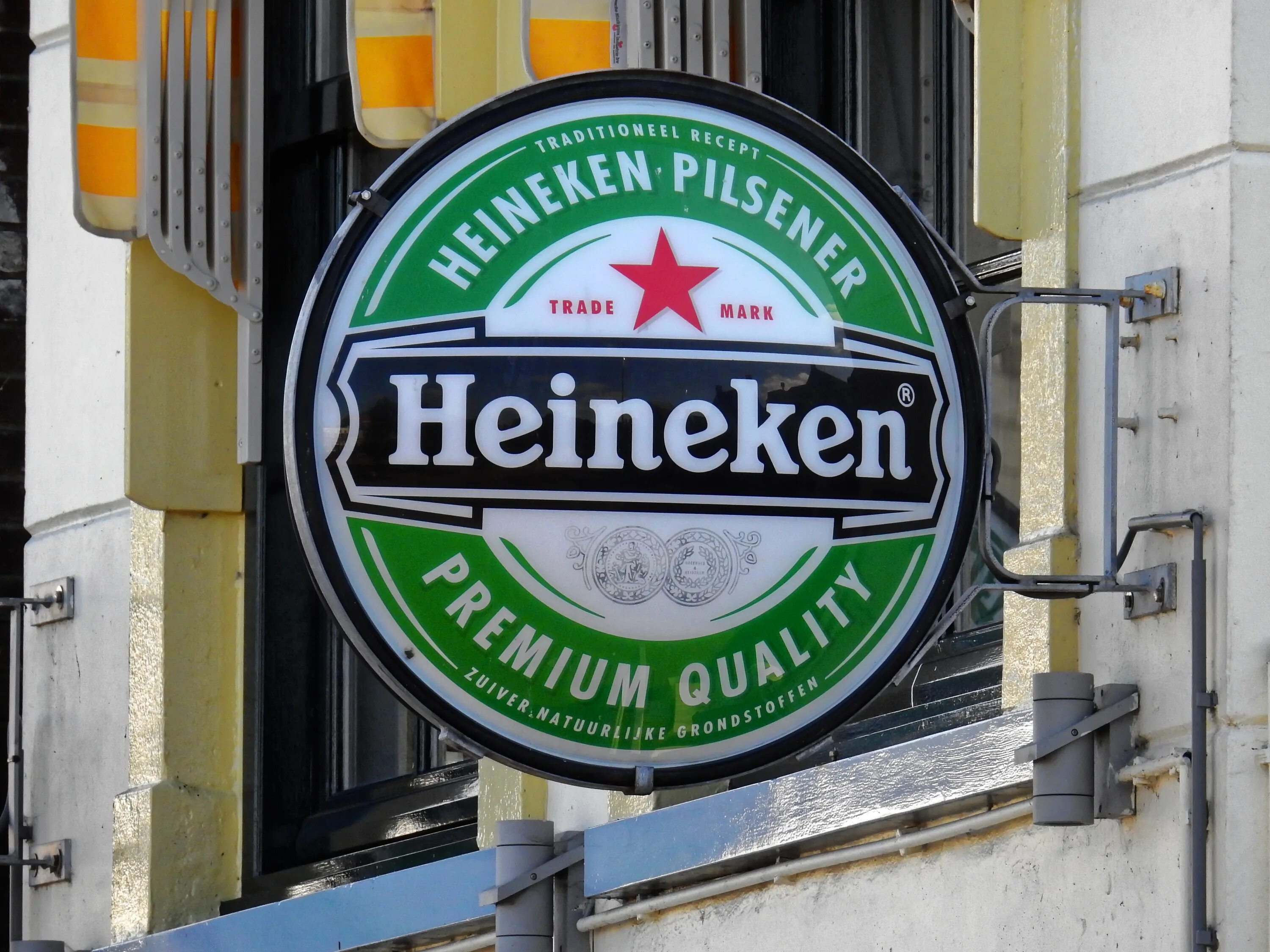 Вывеска пиво. Пиво Heineken Amsterdam. Вывеска Heineken. Табличка пиво.
