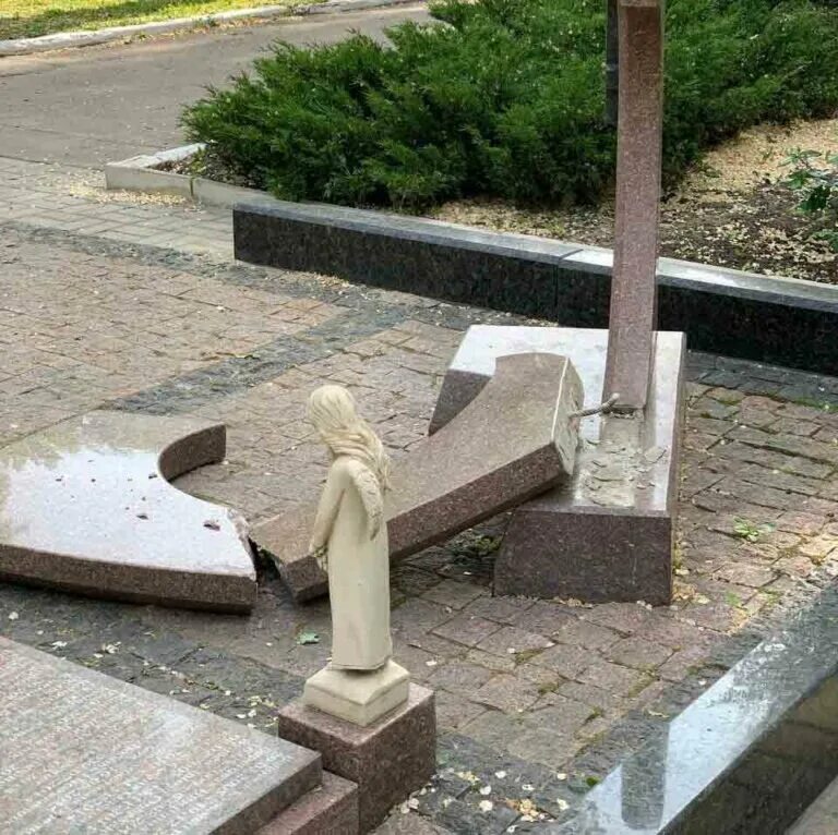 Памятник горловской мадонне. Памятники погибшим мирным жителям. Мемориал в ясиноватой. Памятник жертвам бомбардировки в волгограде. Памятник мирным жителям сталинграда волгоград.