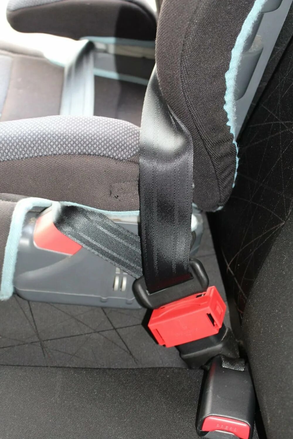 Как крепится ремень безопасности. Seat Belt Guard. Car Seat Buckle Guard. Buckle buddy ремень безопасности. Zafira b Seat Belt.