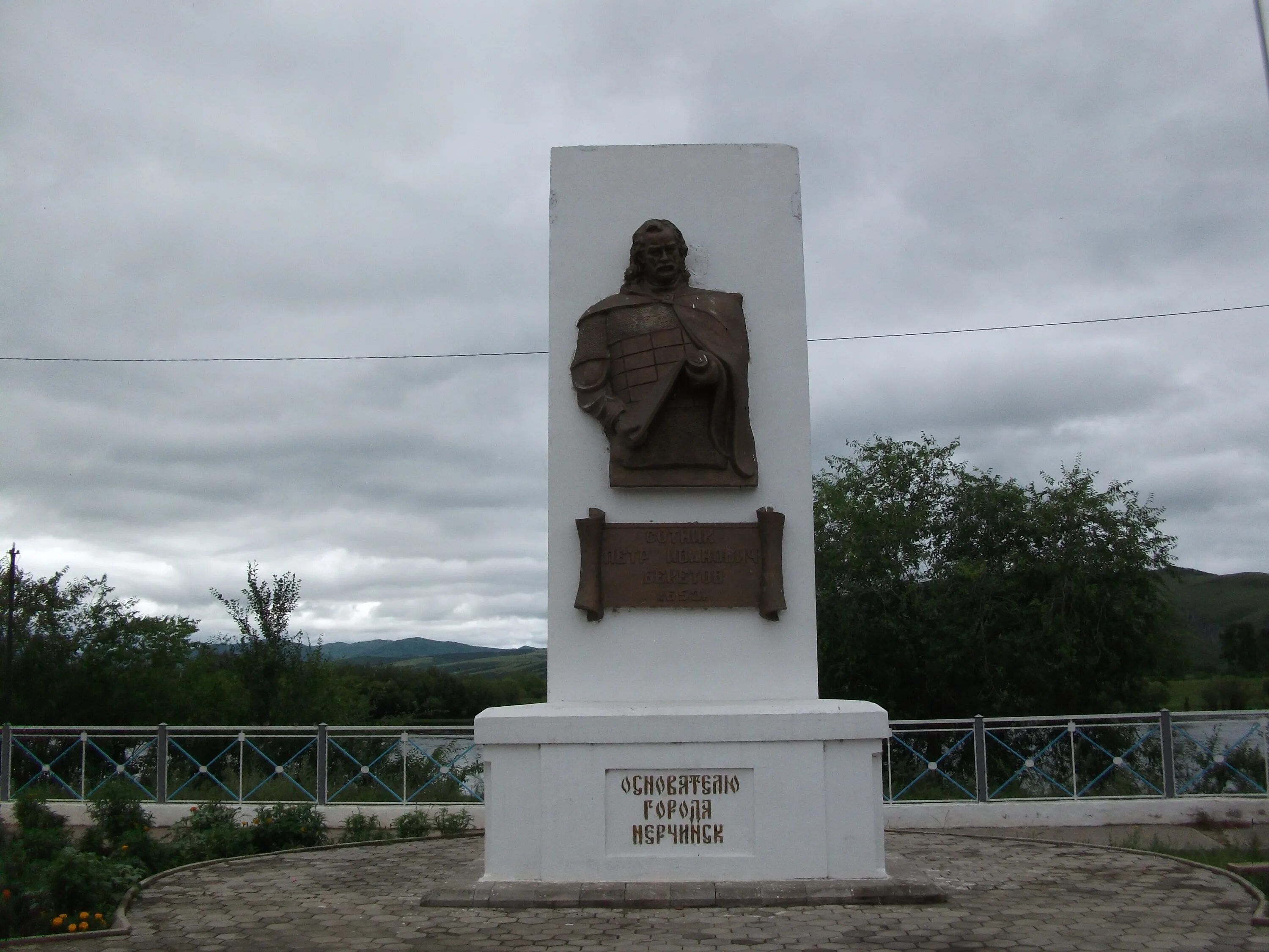 Объявления нерчинск забайкальский. Памятник Бекетову Нерчинск. Нерчинск Бекетов. Памятник Петру Бекетову в Нерчинске.