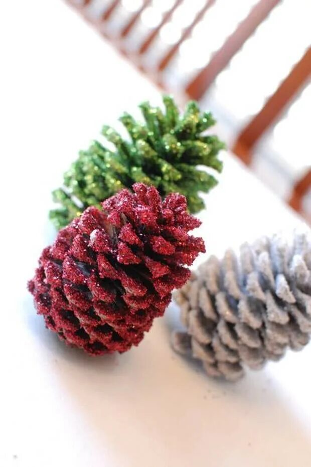 Как разукрасить шишки. Шишки декор. Как разукрасить шишки. Как разукрасить шишки. Крашеные шишки.