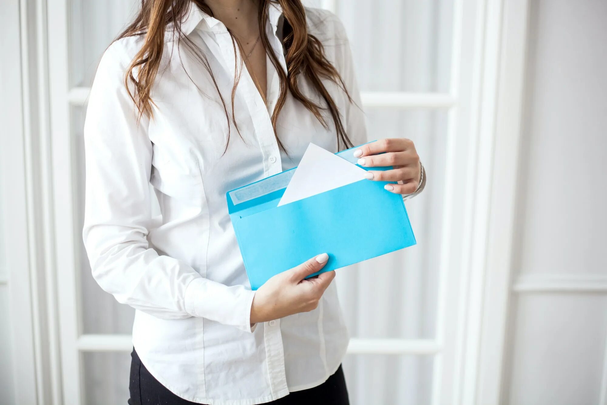 Девушка с конвертом. Девушка с конвертом в руках. Мужчина приобнимает девушку. Положил руку на плечо. Девушка и мужчина.