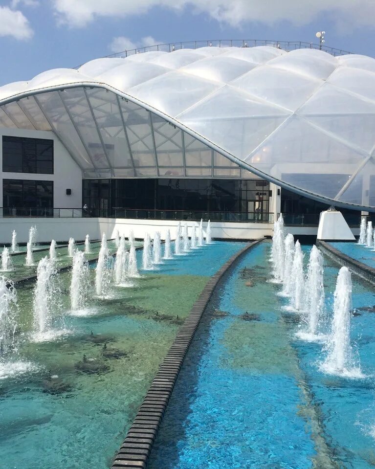Abu Dhabi Mall. Абу Даби Молл в Абу Даби. Яс Молл фонтаны Абу-Даби. Лувр Абу-Даби комплекс. Яс молл абу даби