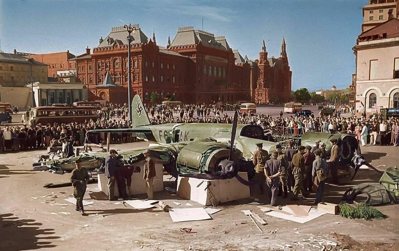 Москва военное время. Бомбардировщик Юнкерс на площади Свердлова 1941. Москва 1941 год. Сбитый самолет в Москве 1941. Московский Кремль маскировка 1941.