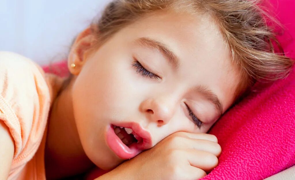 Спящая девочка с открытым ртом. Ребенок открывает рот во сне. Дети скит. Ребёнок спит с открт рто. Новорожденный спит с полуоткрытыми глазами.