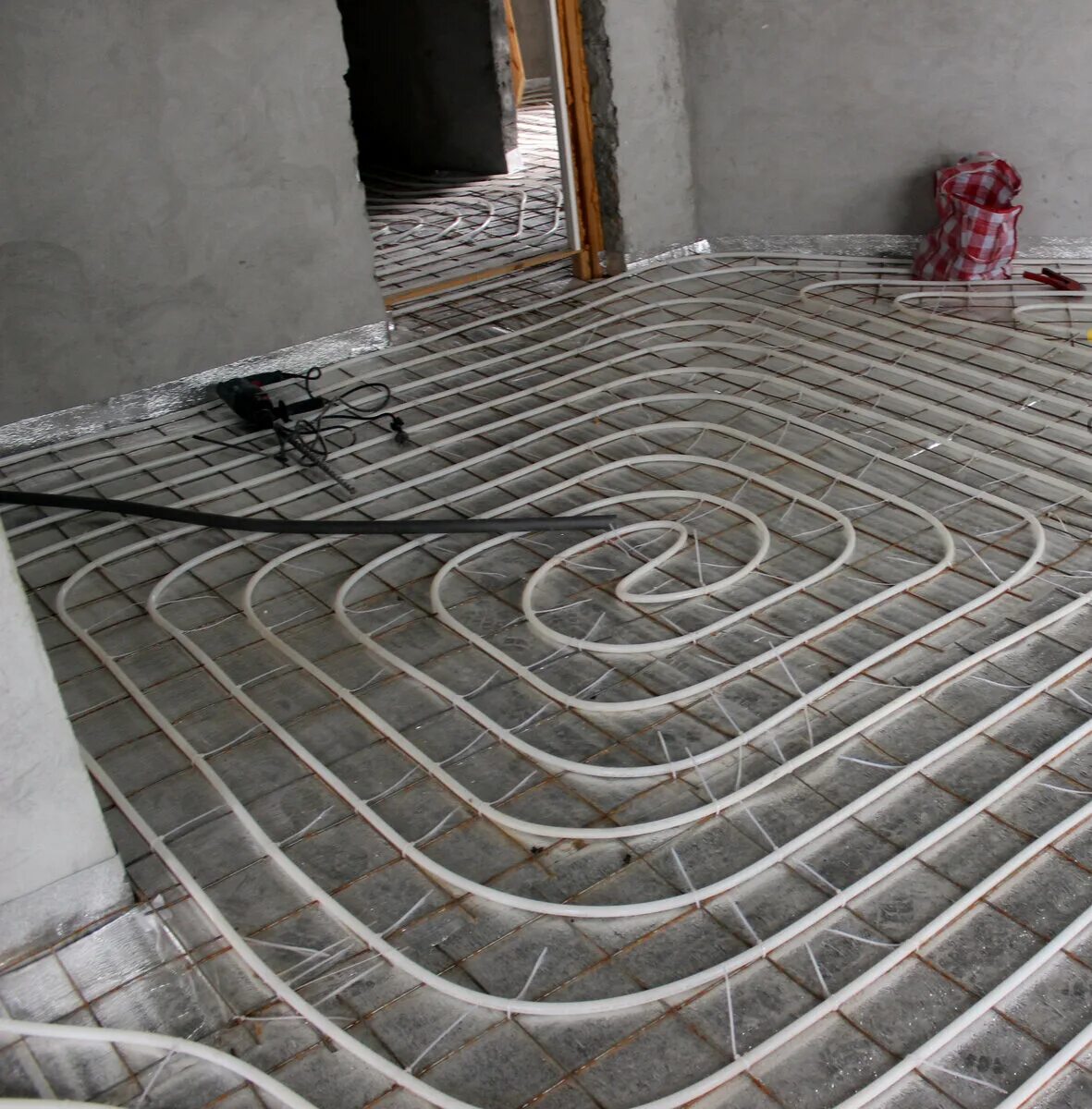 Теплые полы сам. Труба для тёплого пола 40м2. Электрон водяной тёплый пол. Тёплые полы водяные в частном. Теплый пол в частном доме.