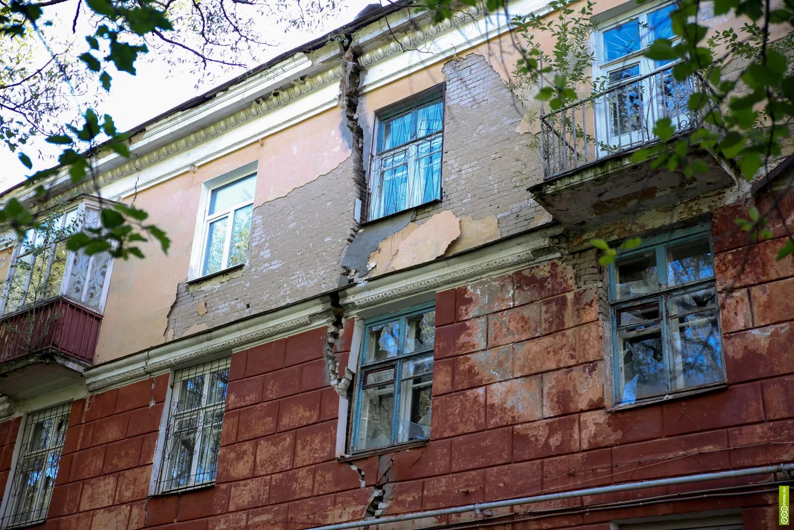 Г. Уральская 79 пермь расселение. Переселение из ветхого жилья. Аварийный дом ул. Аварийное жилье пермь.