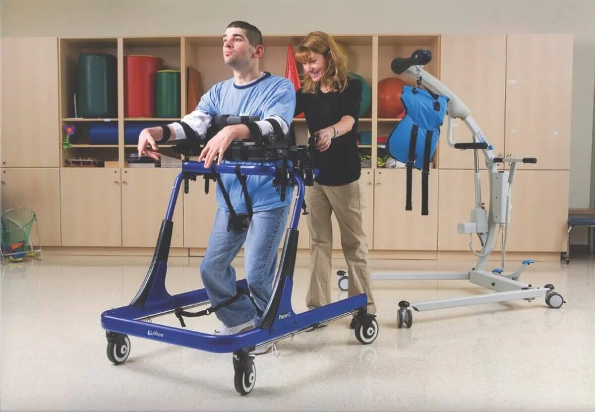 Лфк после инсульта. Трость для ходьбы. Инсульт походка. Ходьба при инсульте. Реабилитация после инсульта.