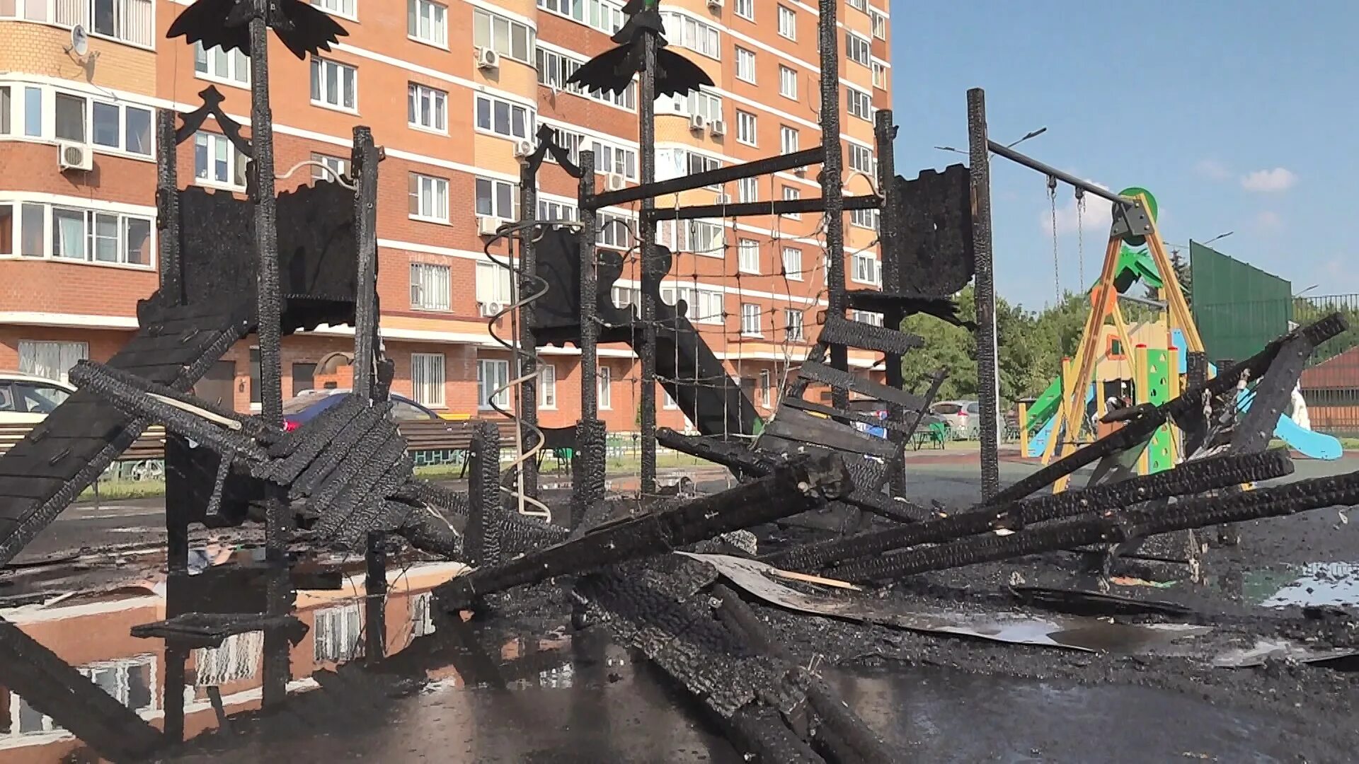 В Раменском сгорела детская площадка. Сгорела детская площадка. Сгорел дом в раменском