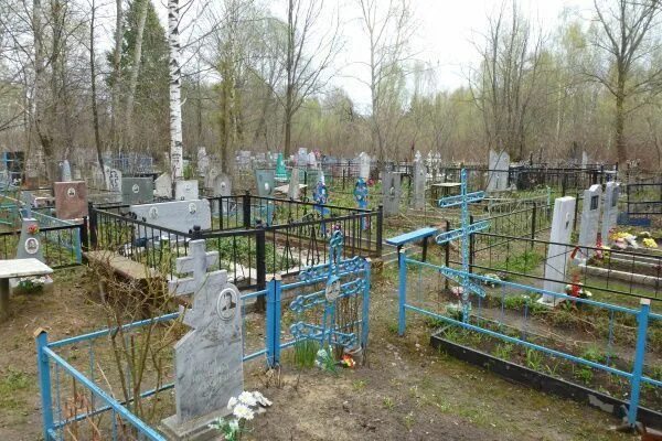 Благоустройство могил тротуарной плиткой. Могила в йошкар оле. Туруновское кладбище йошкар-ола. Могила в йошкар оле. Самые необычные памятники на кладбище.