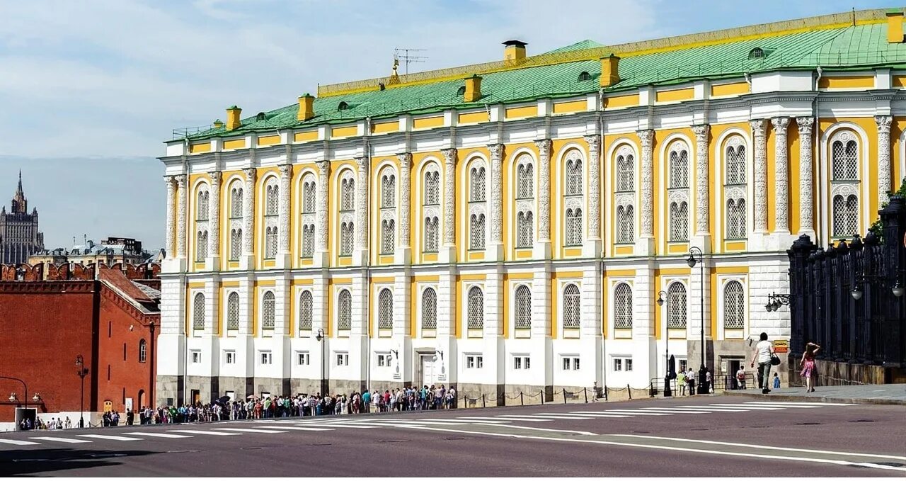 Оружейная палата в Москве. Оружейная палата в Кремле. Оружейная палата Кремля 17 век.