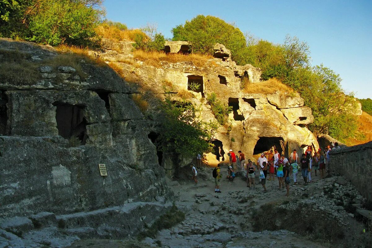 Кале фото. Пещерный город Чуфут-Кале Крым. Бахчисарай крепость Чуфут Кале. Бахчисарай пещерный город Чуфут-Кале. Пещерный город Чуфут-Кале (г. Бахчисарай, с. Староселье).