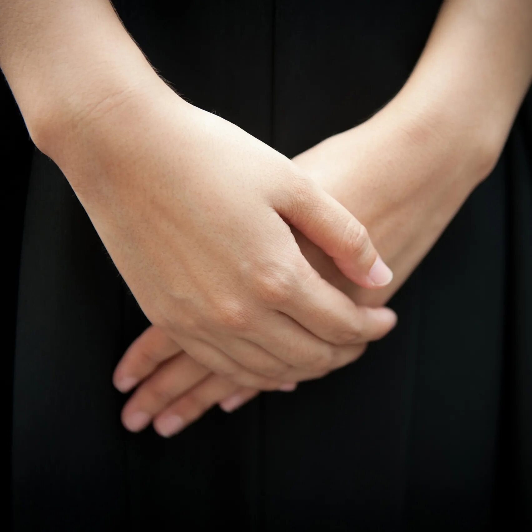 Женская кисть руки. Скромны руками. Скромны руками. Полевые цветы в руках. Перчатки в стиле ретро.