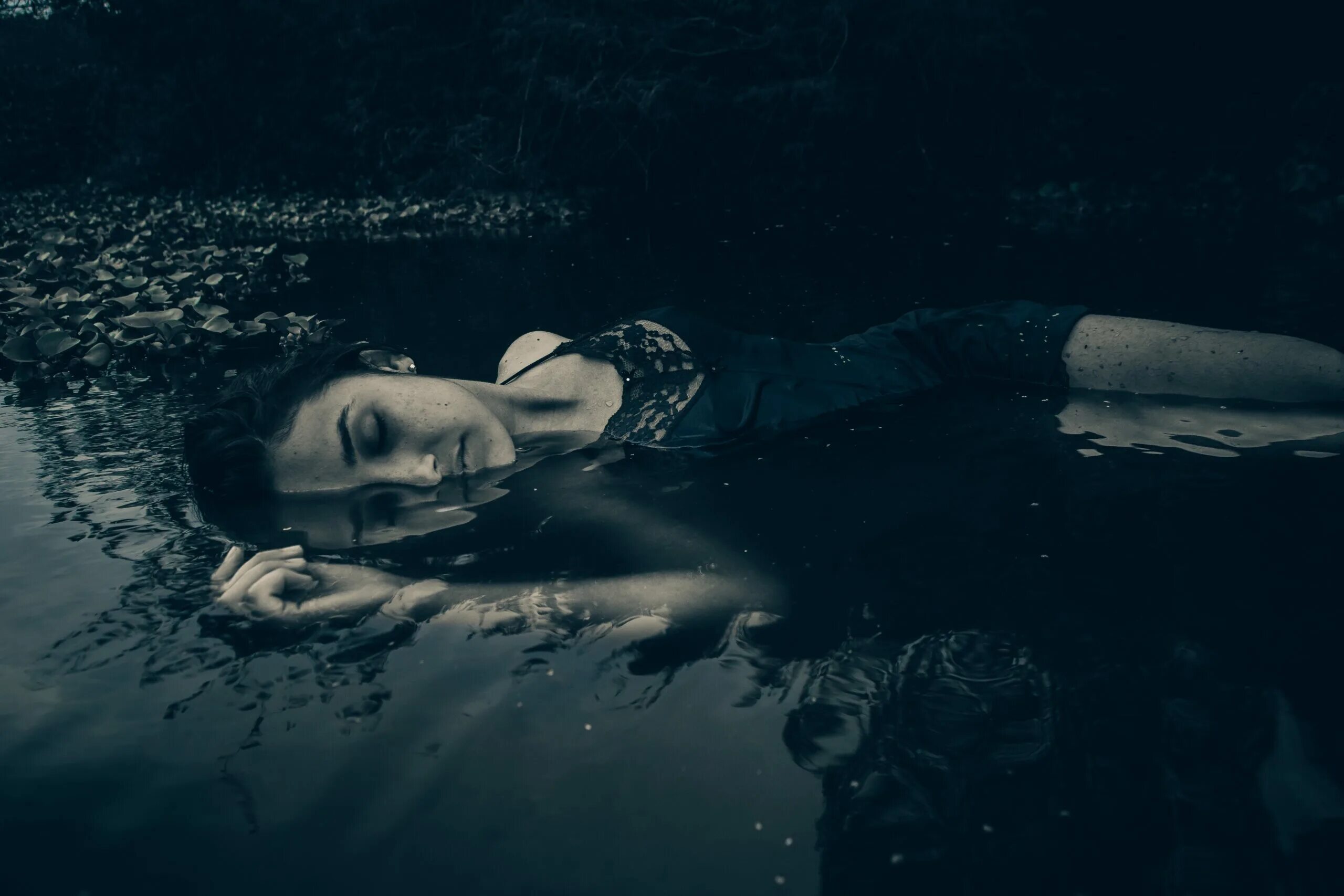 Девушка лежит без сознания. Девочка лежит на земле. Девушка лежит на земле без сознания. Девушка лежит в воде арт. Бабы теряют сознание