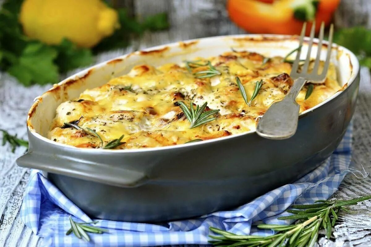 Картошка с курицей и грибами в духовке. Картофельная запеканка с грибами. Грибная Кассероль.. Картофельная запеканка Лазерсон. Гратен с индейкой.