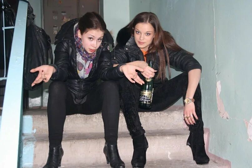 Гопник девушка как называется. Женщина гопник. девушки гопницы. девушки бухают в подъезде. гопник с телочкой.