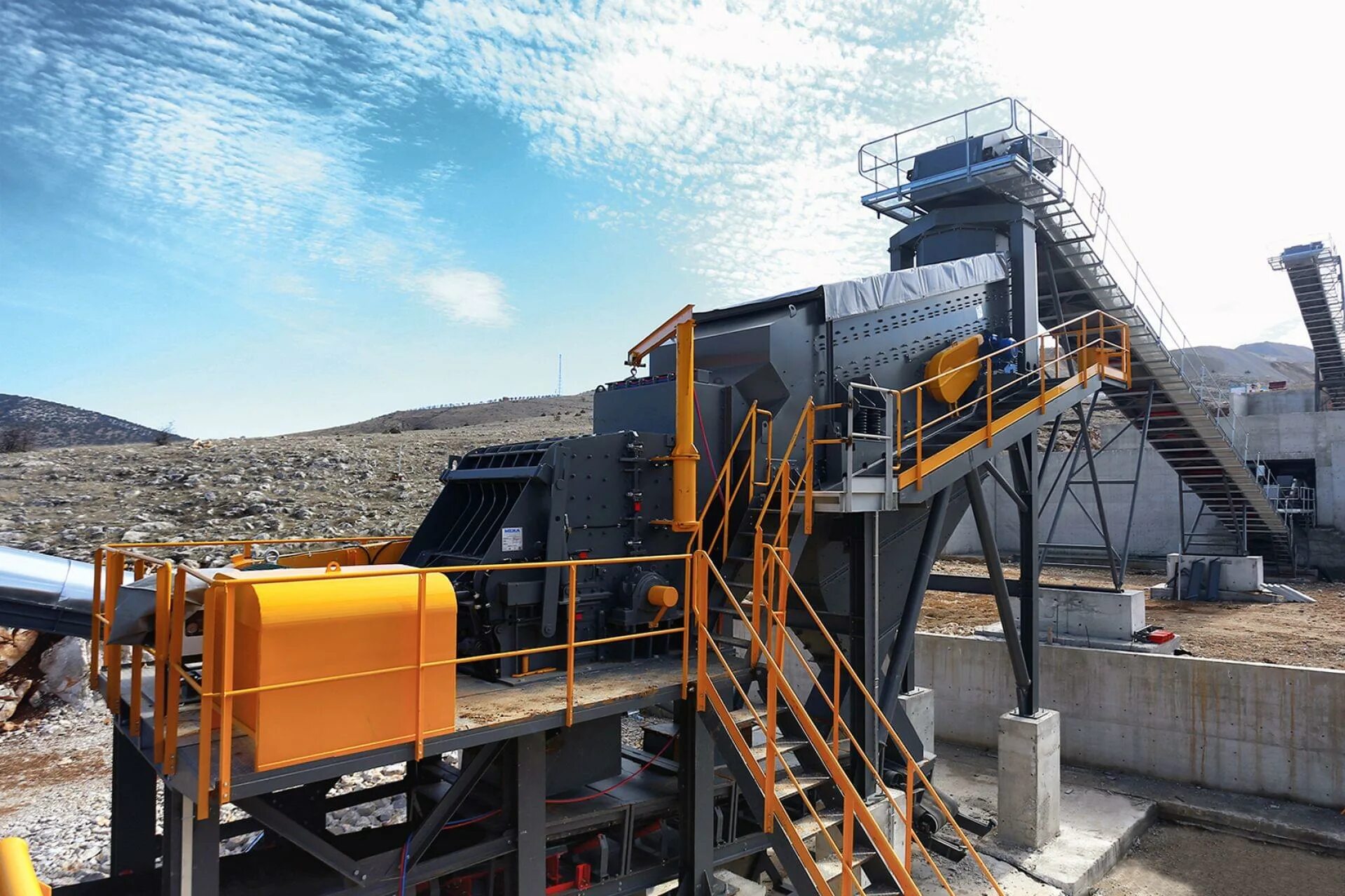 Дск дробильно-сортировочный комплекс. Дробильно сортировочная фабрика. Дробилка щековая на нлмк. Обогатительная фабрика конусная дробилка для руды. Дробилки завода.