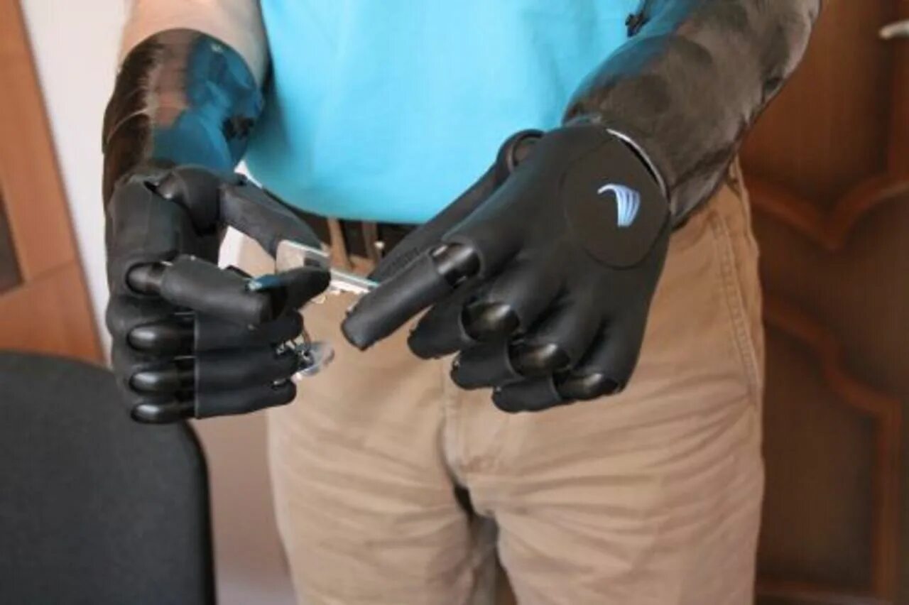 Современные протезы кисти. Переплетенные пальцы соединенные кончики пальцев. Maxbionic протезы. Замена рук. Металлический протез пальца.