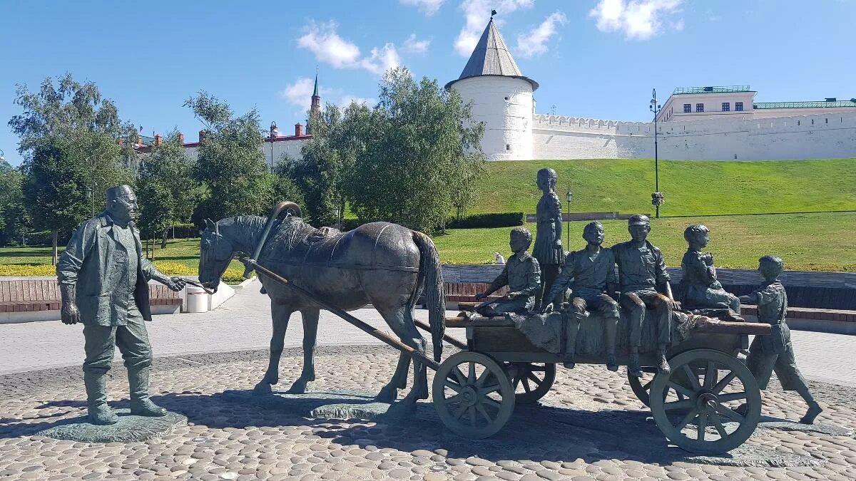 Телеги казань. Памятник Казанскому благотворителю в Казани. Асгат Галимзянов памятник в Казани. Памятник благотворителю Казань Галимзянов. Памятник Асгату Галимзянову.