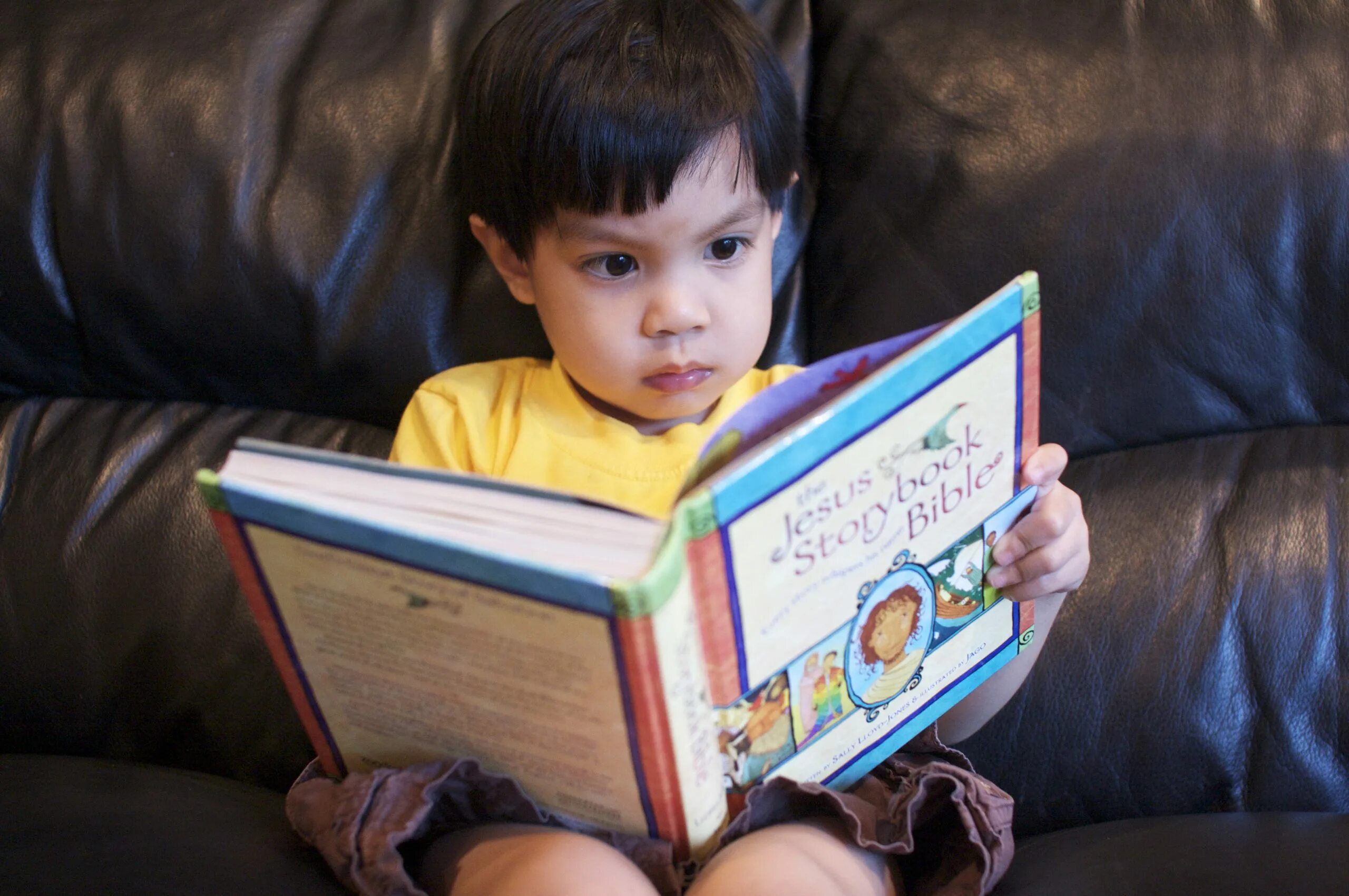 Ребенок читает книгу. Книги для детей. Библия для детей. Книжки для малышей. Она читает детского