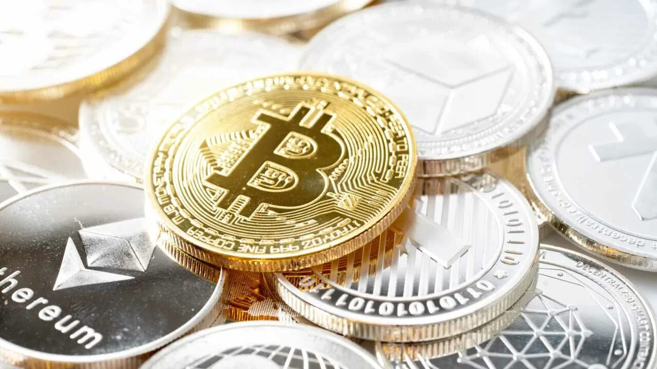 Биткоин достиг. Биткоин и ценная бумага. криптовалюта just&#039;. биткоин из бумаги. внедрение криптовалюты.