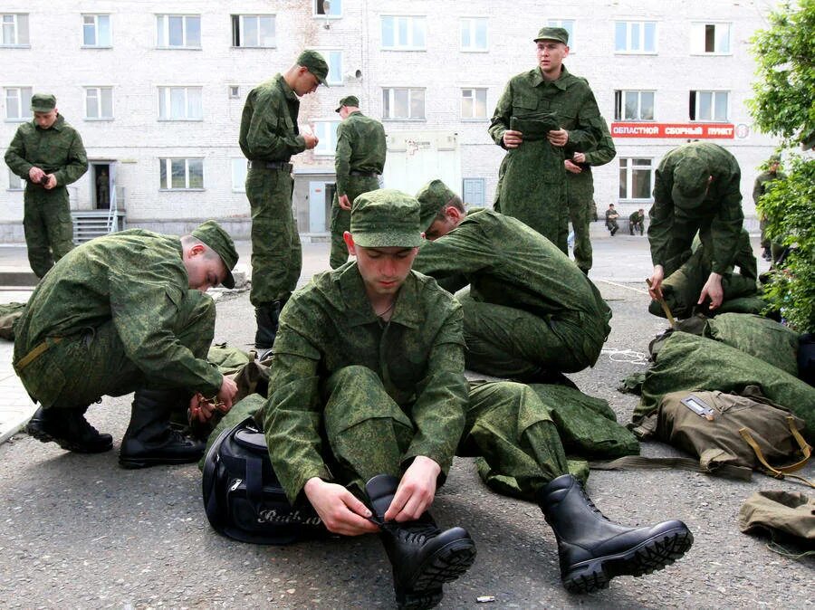 Он служил а он нет. Он служил а он нет