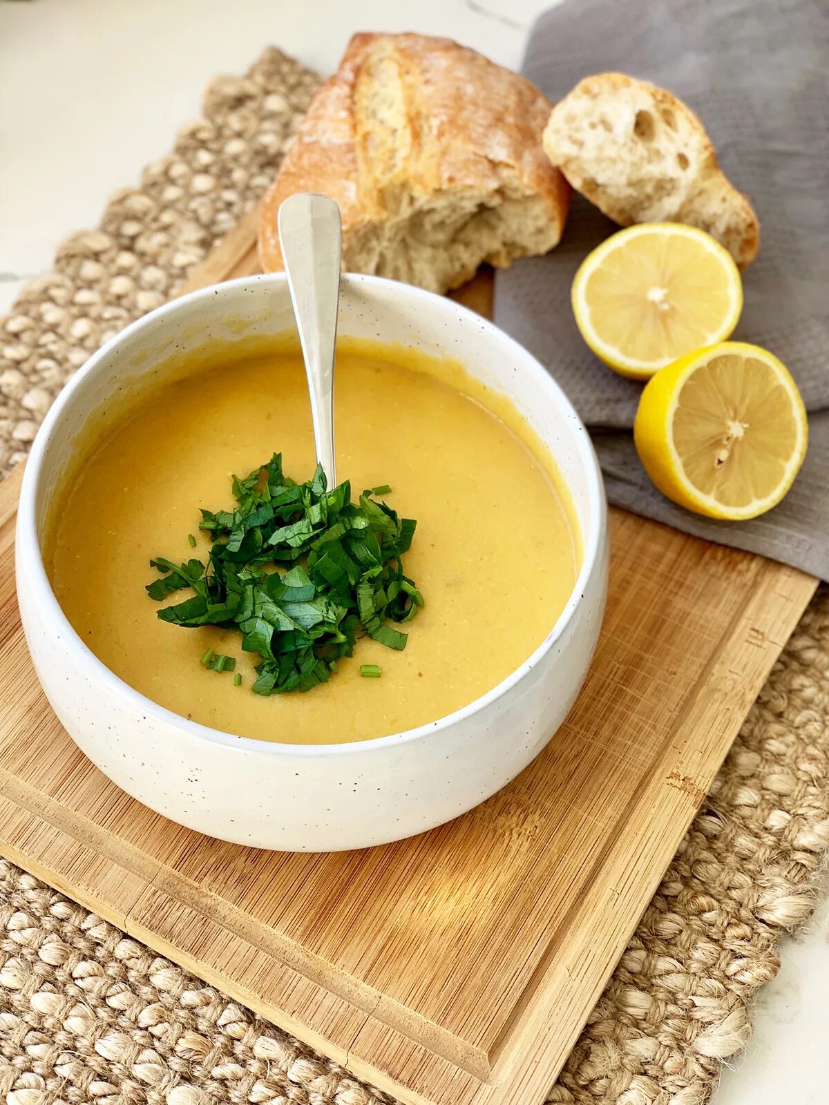 Кинзу в суп добавляют. Yellow lentil soup. mercimek суп. петрушка в супе. кориандровый суп.