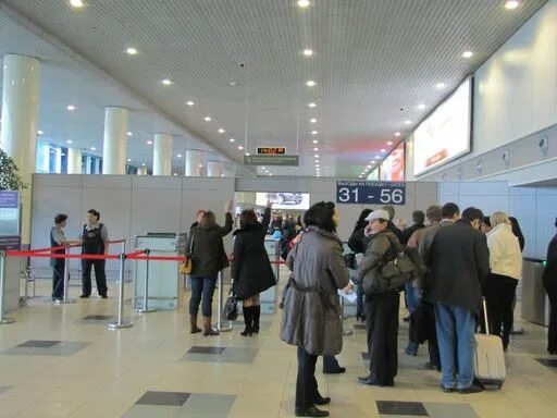 аэровокзал аэропорта домодедово. выход на посадку в аэропорту. домодедово внутри. домодедово аэропорт посадка на рейс. гейт в аэропорту домодедово.