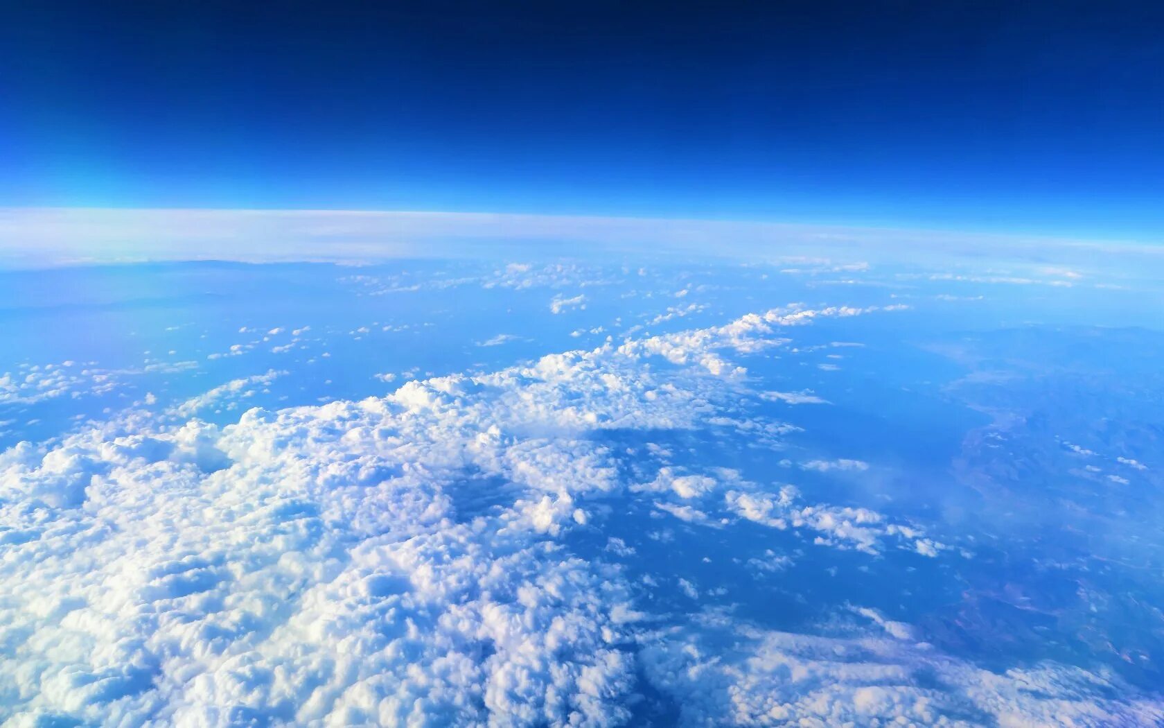 стратосфера земли. небо с облаками. небо. воздух высокое разрешение. красивые облака.