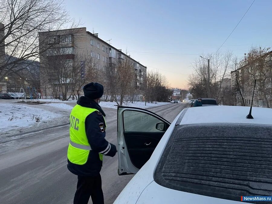 Сотрудники Госавтоинспекции. Сотрудники ГАИ на дороге. ГИБДД картинки. ДПС И нарушитель. На дорогах миасса