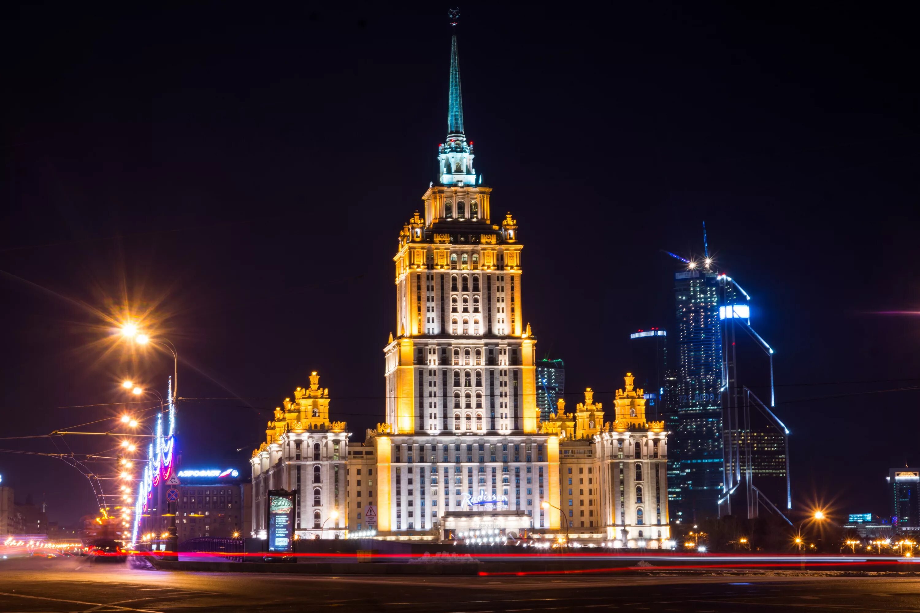 Здания сталинских высоток в москве. Сталинские высотки в Москве МГУ. Сталинские высотки в Москве гостиница Украина. Гостиница Ленинградская сталинская высотка. Высотка гостиница Украина.