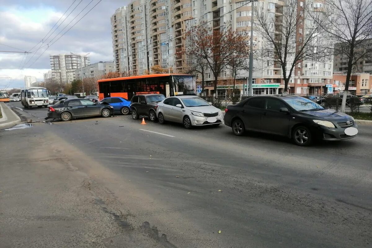 Авария на Чкалова вчера. ДТП Чкалова Уральская в Оренбурге вчера. Авария на Чкалова Оренбург вчера. Что произошло в оренбурге сегодня