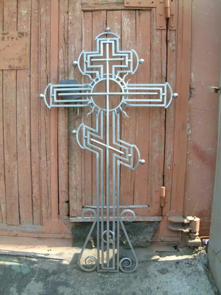 Железные кресты на могилу фото. Православный кованый Могильный крест. Крест Могильный металлический православный. Крест Могильный Железный. Кованые ритуальные кресты.