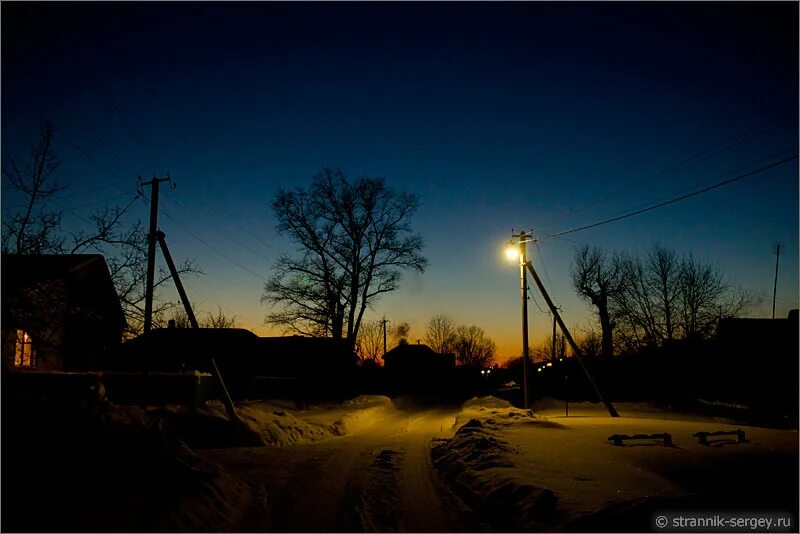 Летний рассвет. Деревня в лунном свете. Река ночью. Луна повисла над околицей. Рассвет летом.