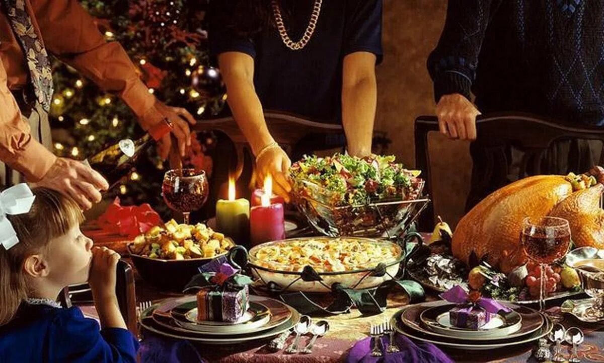 Рождественский ужин. Еда на год человеку. Еда на год человеку. Праздник за столом. Огромный стол с едой.