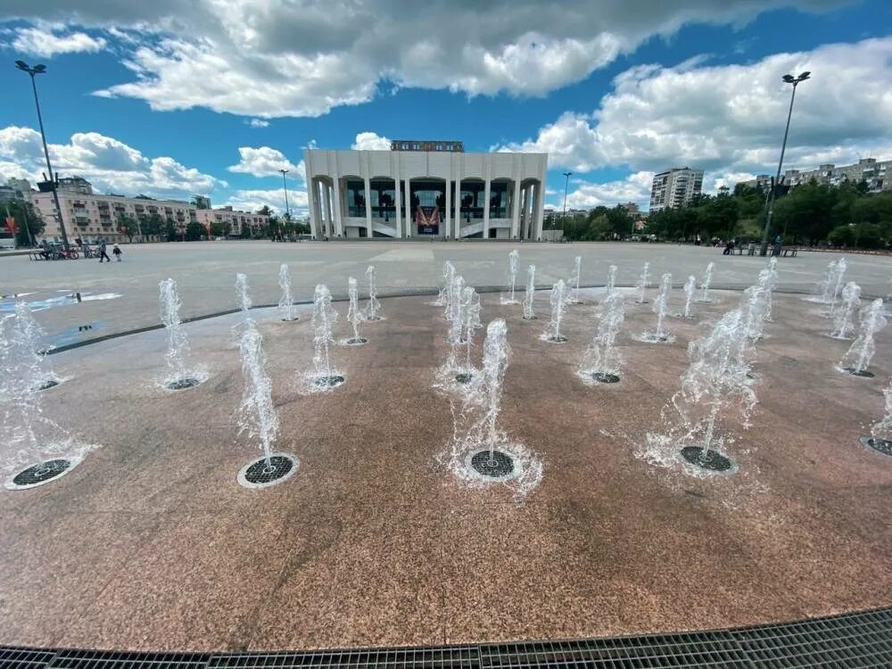 Фонтан пермь. Фонтанфэспланада пермь. фонтан на эспланаде пермь. эспланада пермь 2025 лето. фонтан у драмтеатра пермь.