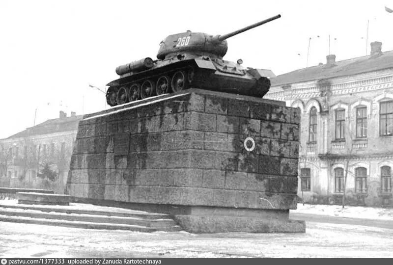 4 января 1943 года освобожден нальчик. Освобождение нальчика от немецко-фашистских захватчиков в 1943 году. На высоком пьедестале танк застыл стих. Памятник т 34 хабаровск. Танк 34 калининград памятник воинам.