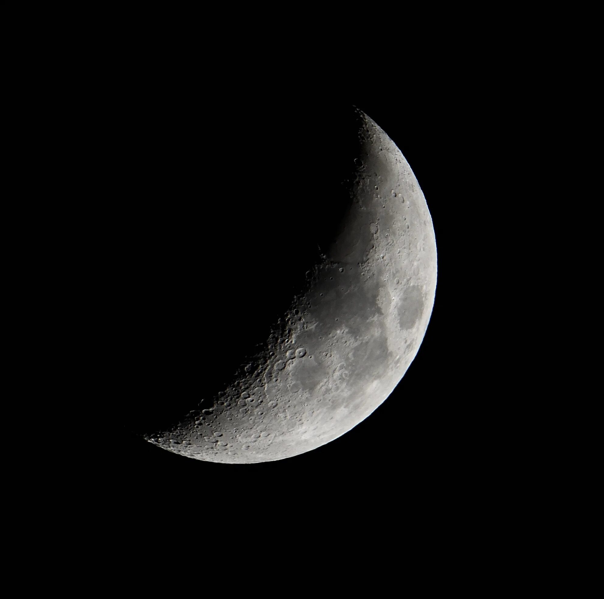 Лицо на фоне луны. Чёрная луна книга. Черная луна. Черная луна фото. Темная луна.