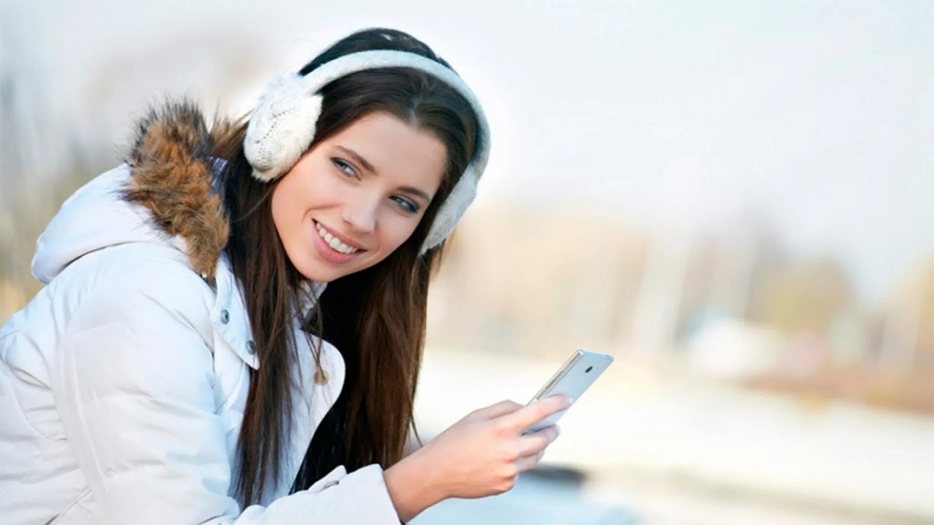 девушка в зимнем с наушниками. девушка в наушниках зима. девушка в наушниках зимой. можно ли ходить в наушниках зимой. можно ли ходить в наушниках зимой.