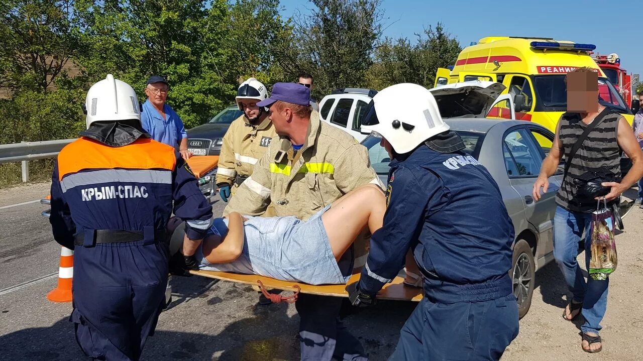 Крымские новости. Река в ялте. Оказание помощи велосипедисту мчс. Новости крыма 10 июля. Гу мчс крым.