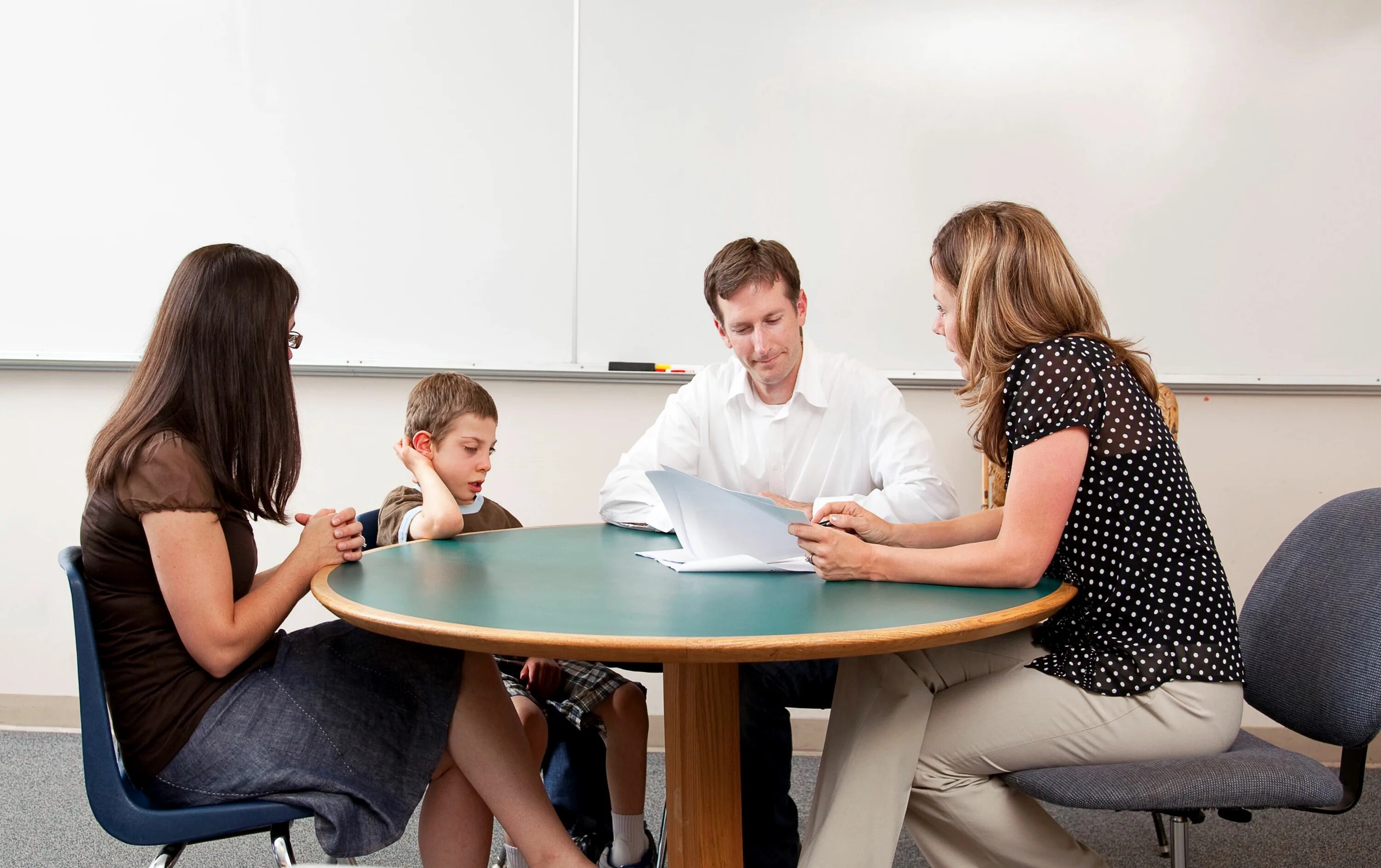 Педагог психолог. Беседа учителя с родителями. Родители в школе. Учитель и родители.