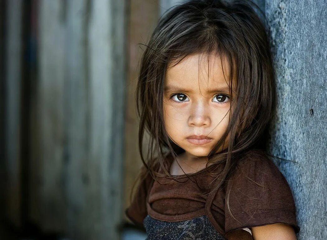 Маленькая девочка с карими глазами. Грустная девочка. Девочка с грустными глазами. Маленькая брюнетка. Фото грустной девочки
