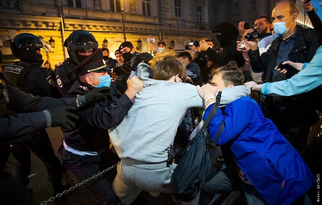 Митинги в Минске 2020 задержания. Протесты в Москве 2020. Протесты в Москве. Массовые беспорядки в Москве. Толпа участников митинга